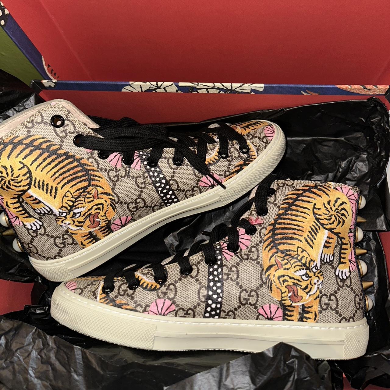 Gucci tiger sales sneakers womens