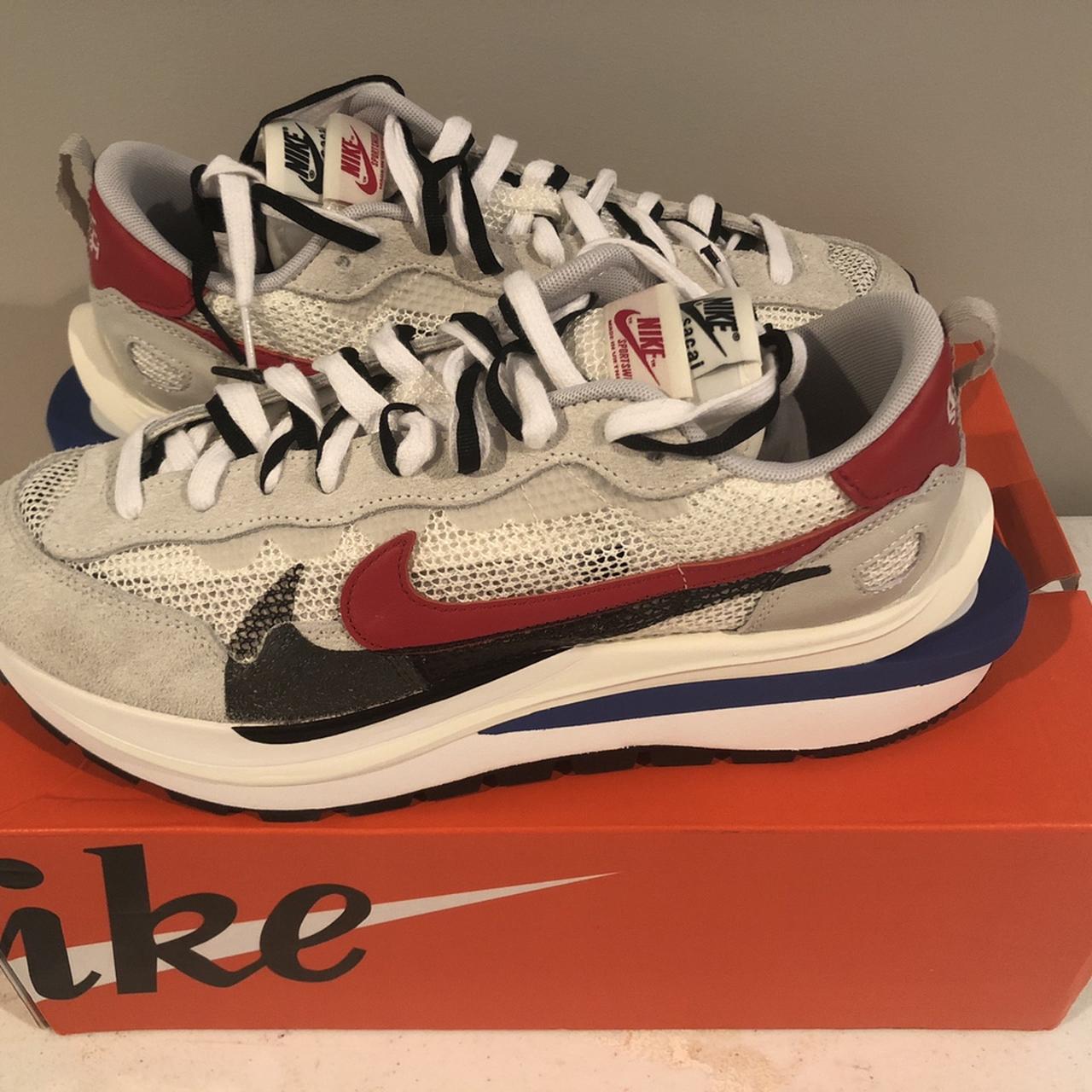 nike sacai in fuchsia