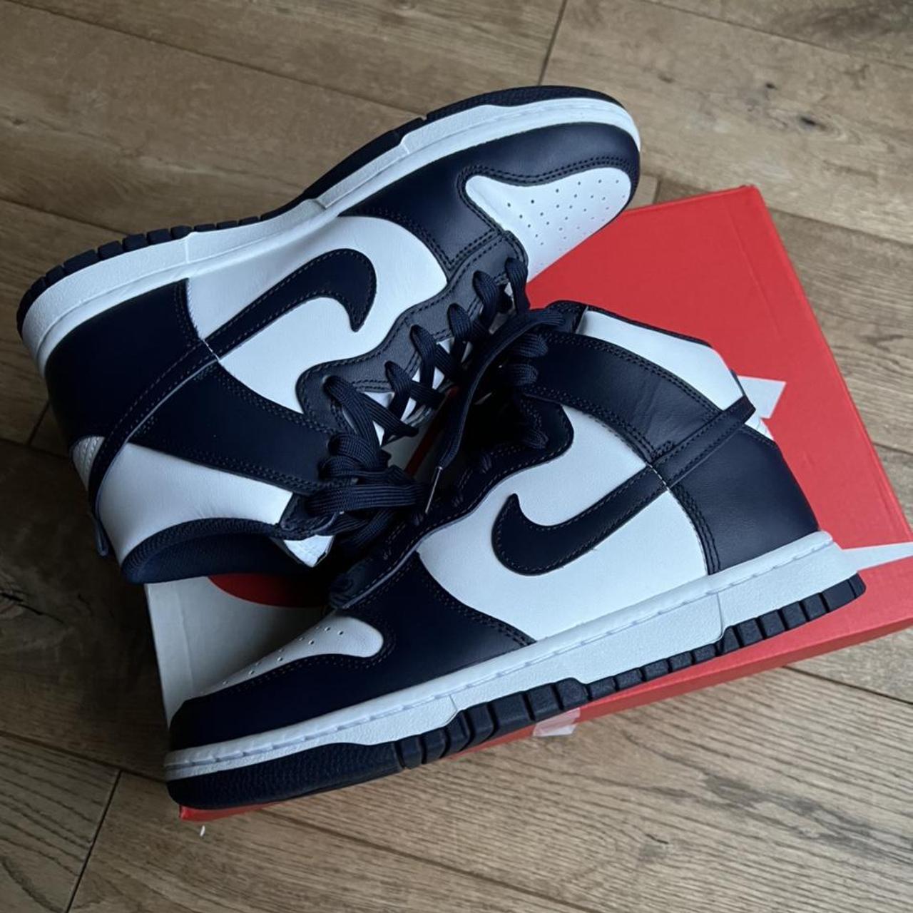 Nike Men's Navy and White Trainers | Depop