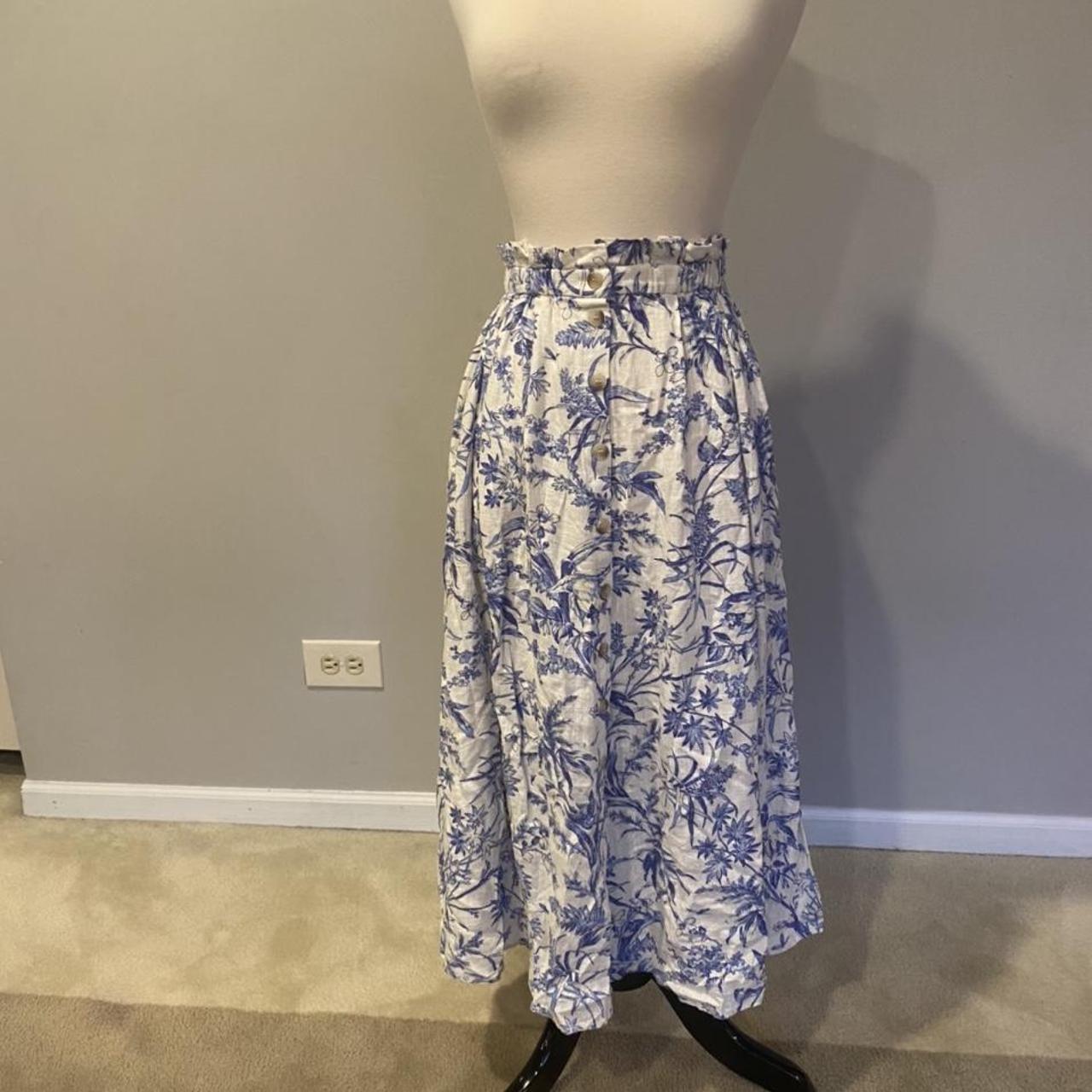 White and blue floral skirt with buttons Size XS - Depop