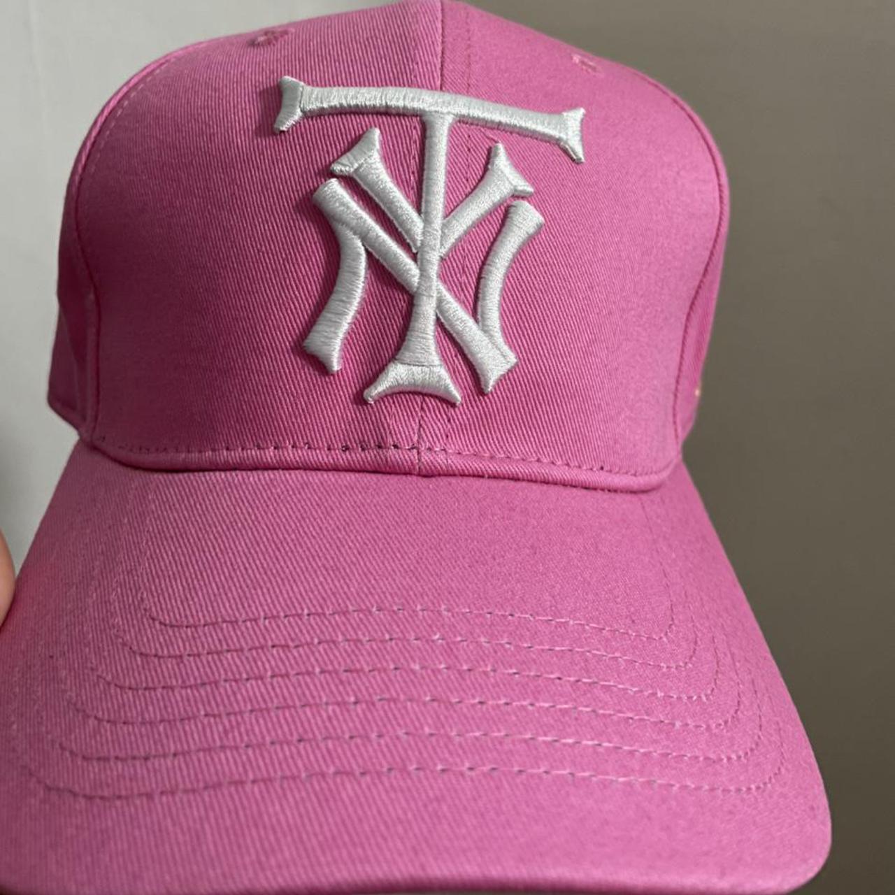 Vintage NY velvet hats Colors red and pink Never - Depop