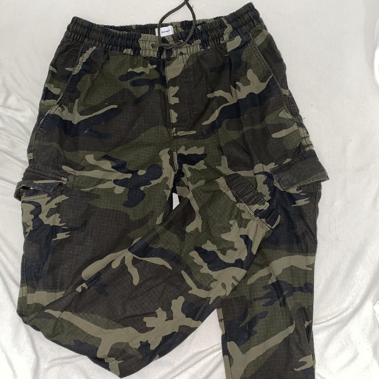 Old Navy camo cargo pants. Only worn once for... - Depop