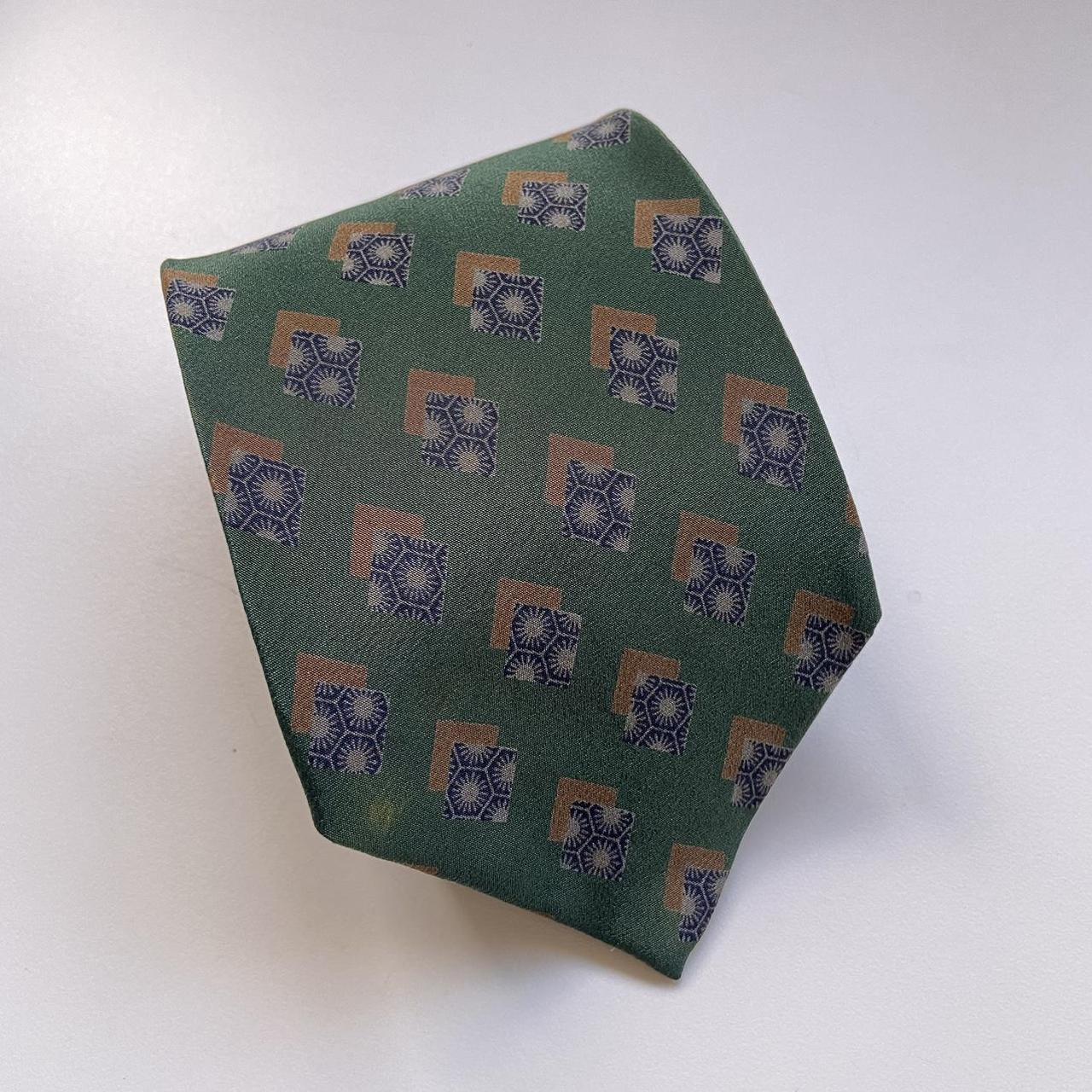 Cravatta rombi su sfondo verde Yves Saint... - Depop