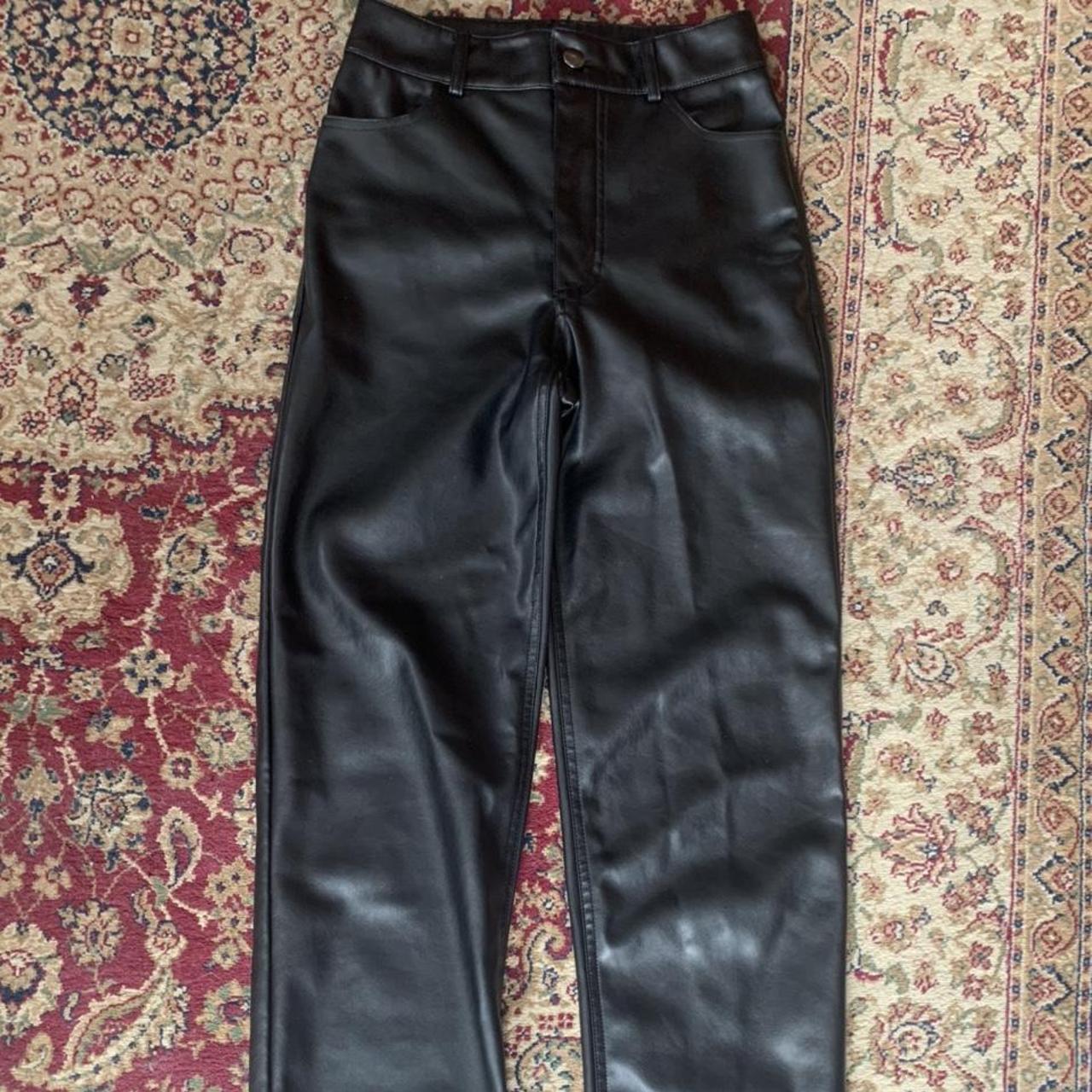 Pantalon faux cuire 00 dynamite. Valeur: 70$ mais je... - Depop