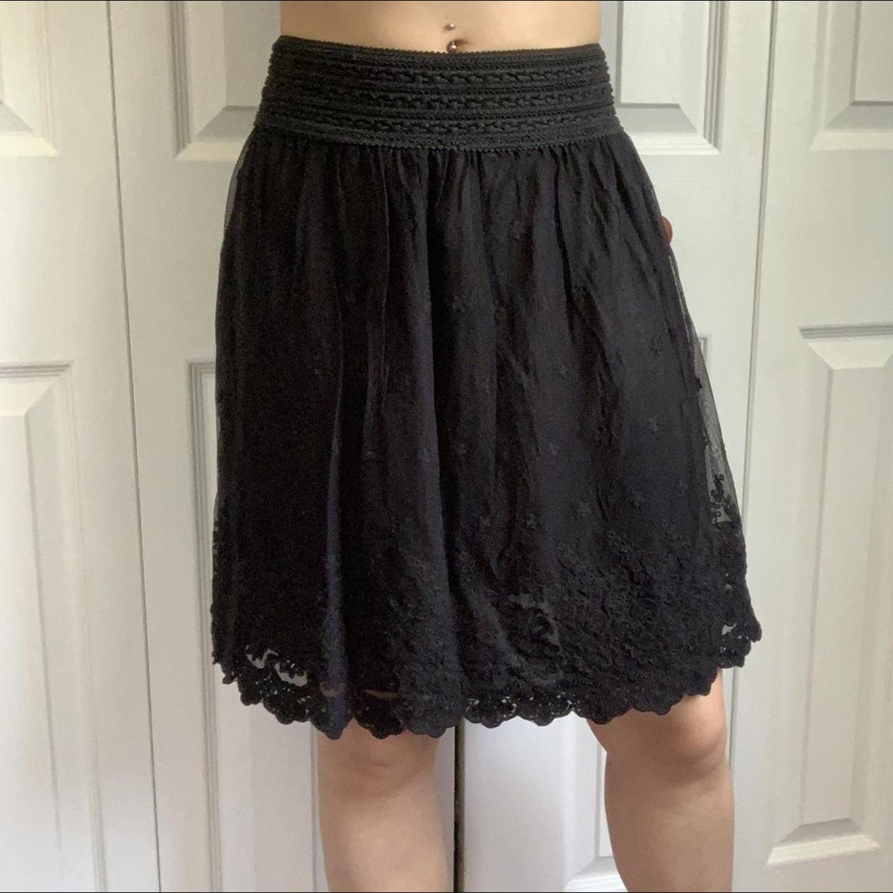 Black knee length flowy scalloped hem elastic. Depop