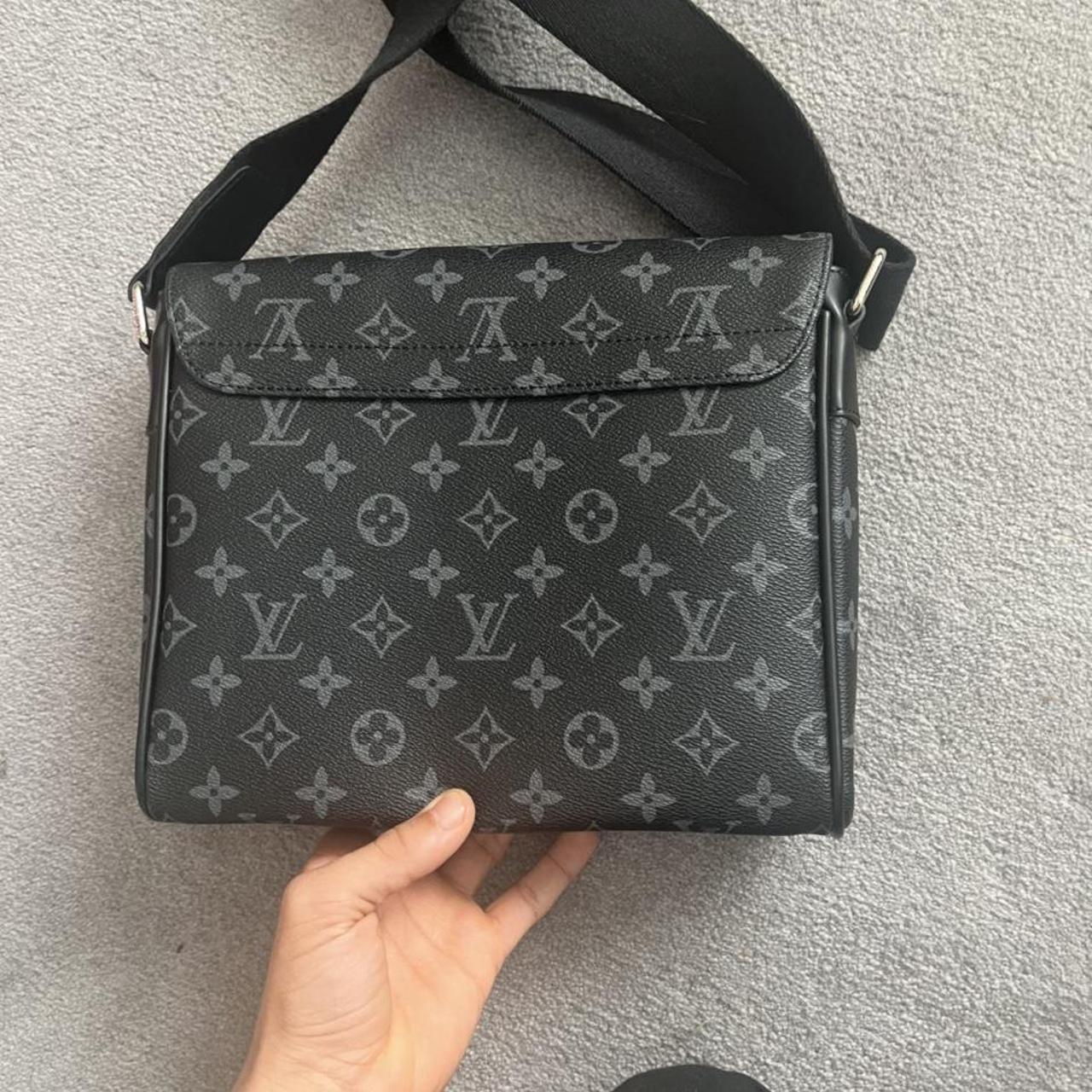 Louis Vuitton messenger bag - Depop