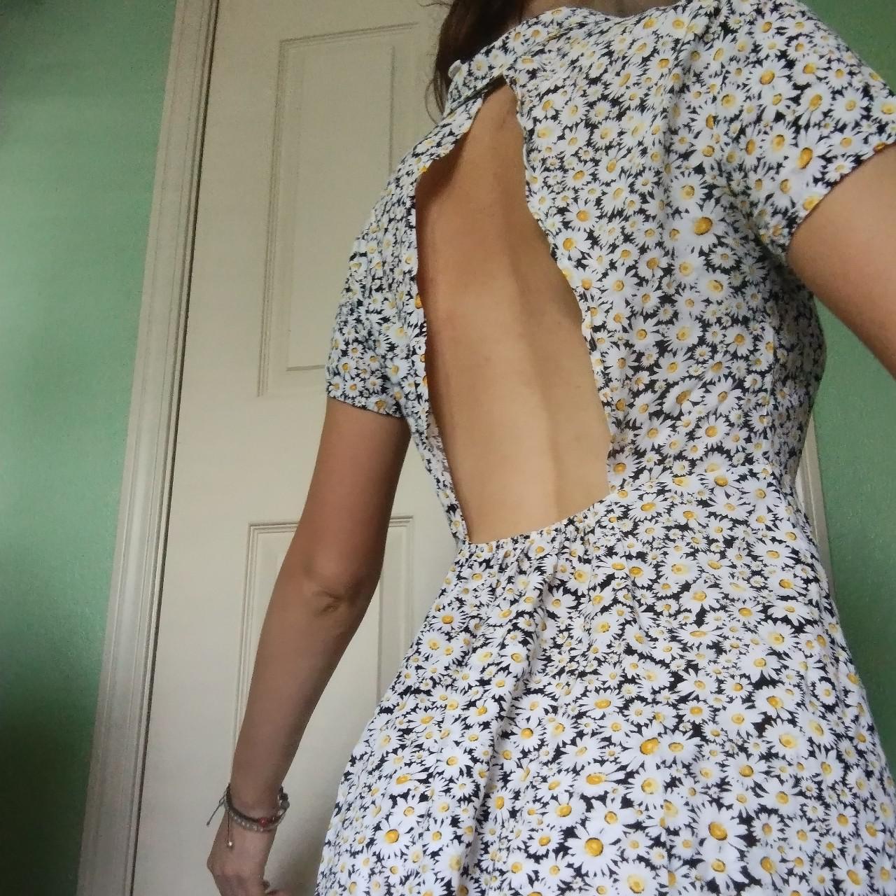 Daisy dress! Forever 21 💗 the backside is a little... Depop