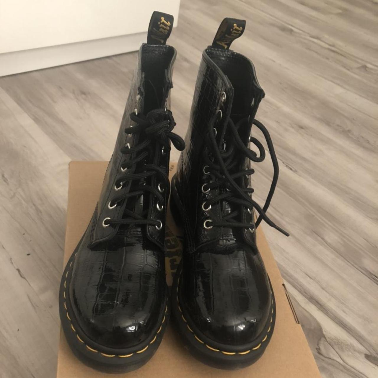 Dr. Martens Women's Black and Cream Boots | Depop