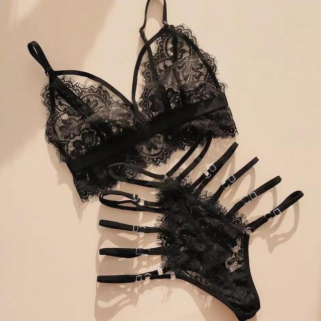 Sexy noir lace set Bra size 32C it stretches Depop