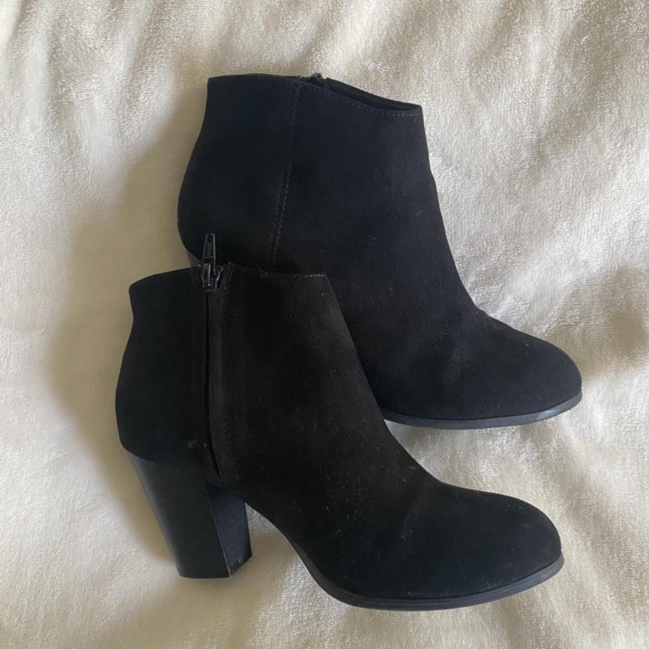 🌼 perfect staple piece black short boots 🌼 heel is a... - Depop