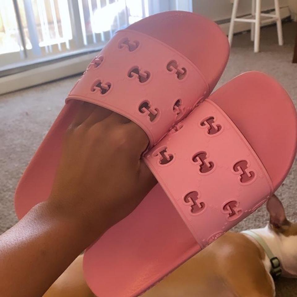 pink gucci slides on feet