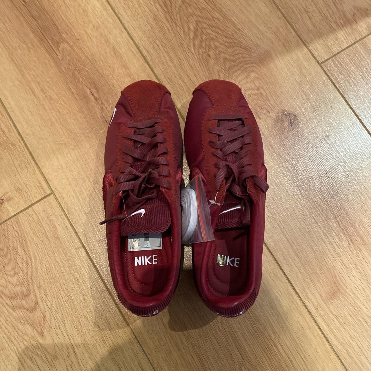 women's burgundy nike tennis shoes