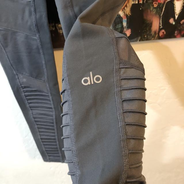 Alo Yoga moto leggings mid rise anthracite grey size - Depop