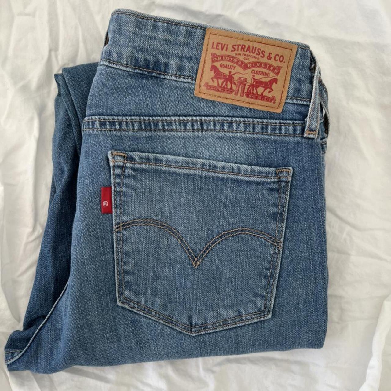 Levi's Women's Blue and White Jeans | Depop