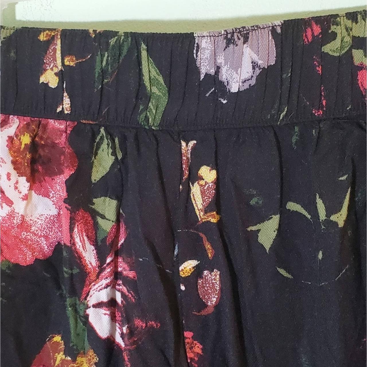 Abercrombie & Fitch Black Floral Summer Crop... - Depop