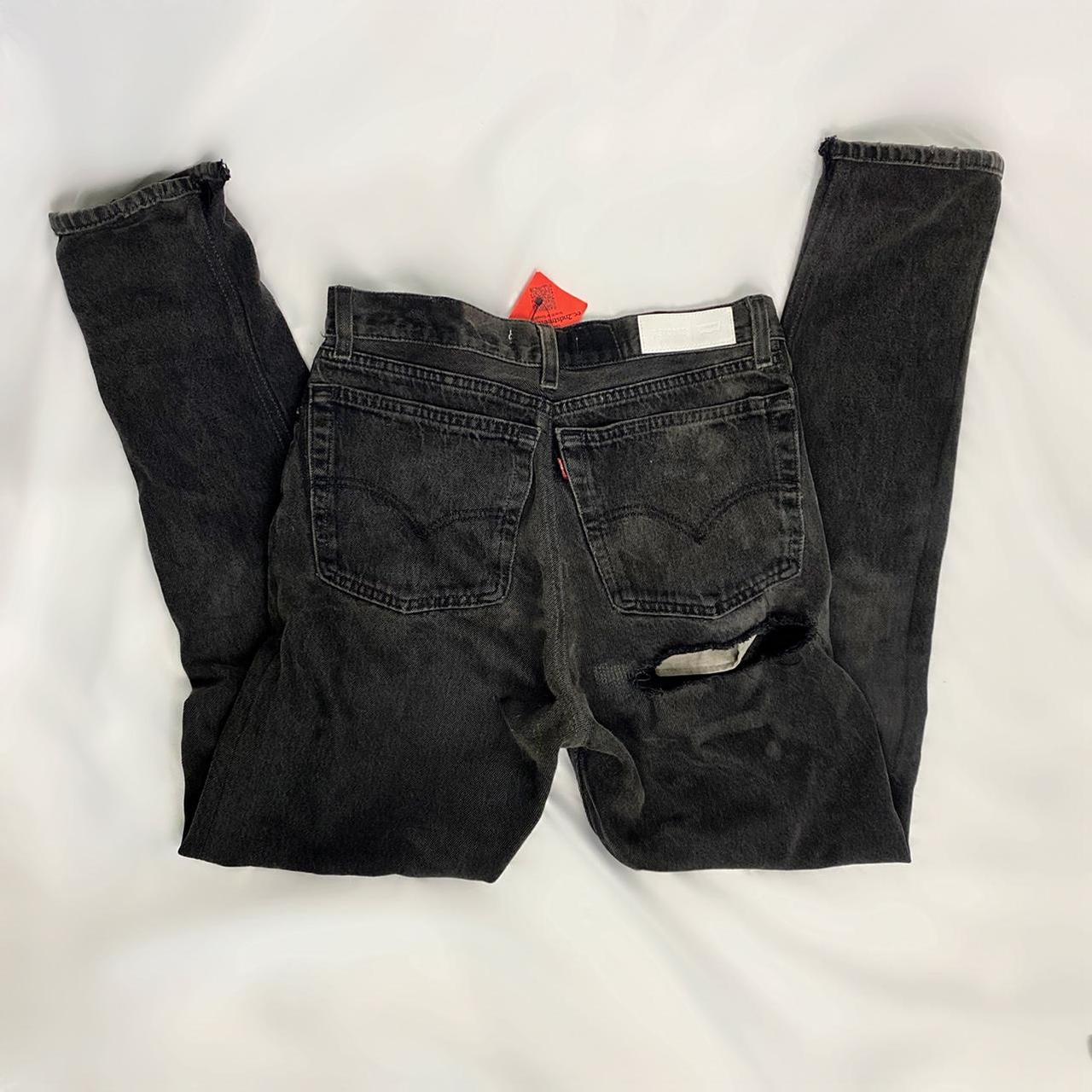 Levi's Women's Black and Grey Jeans Depop