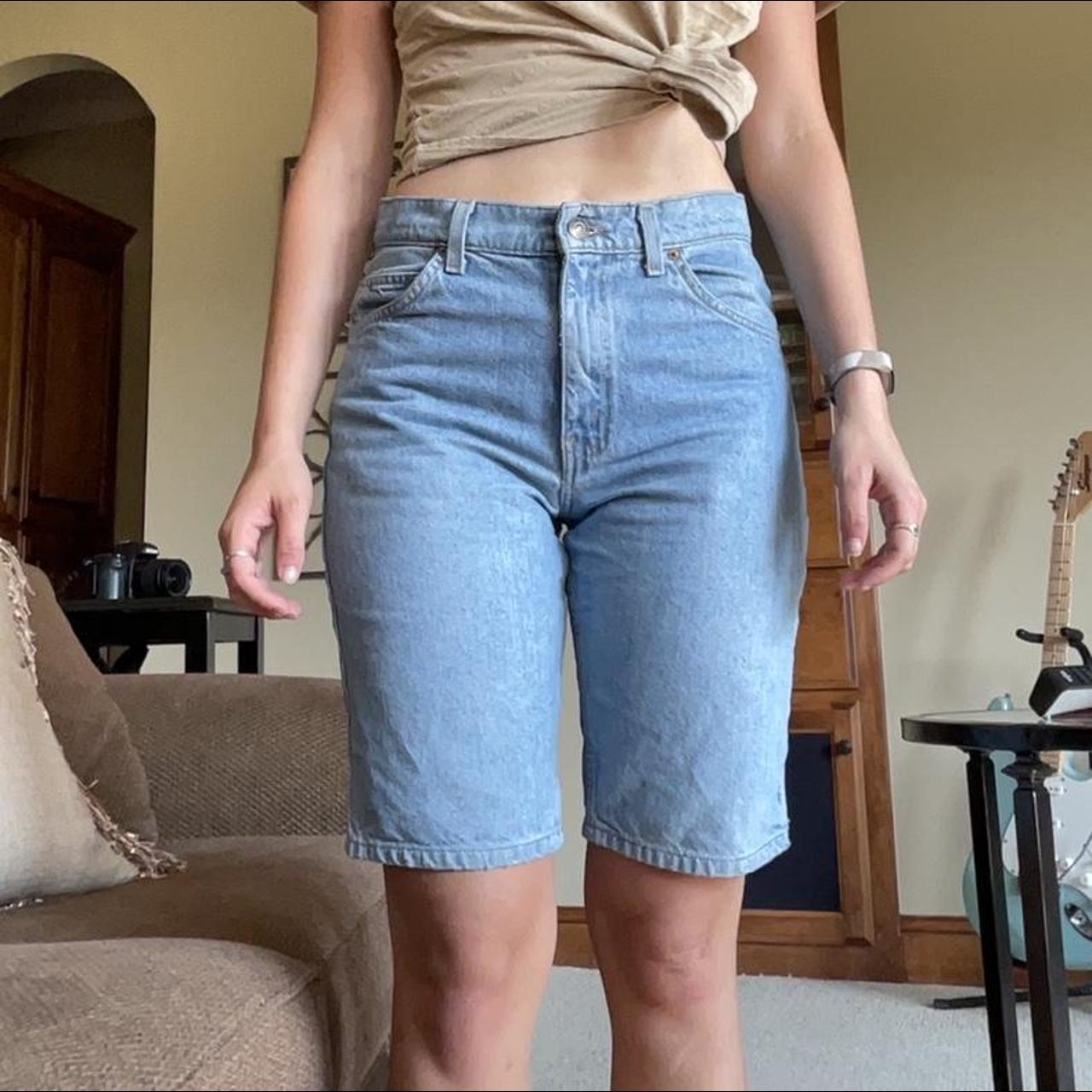 Levi's mid shop length shorts