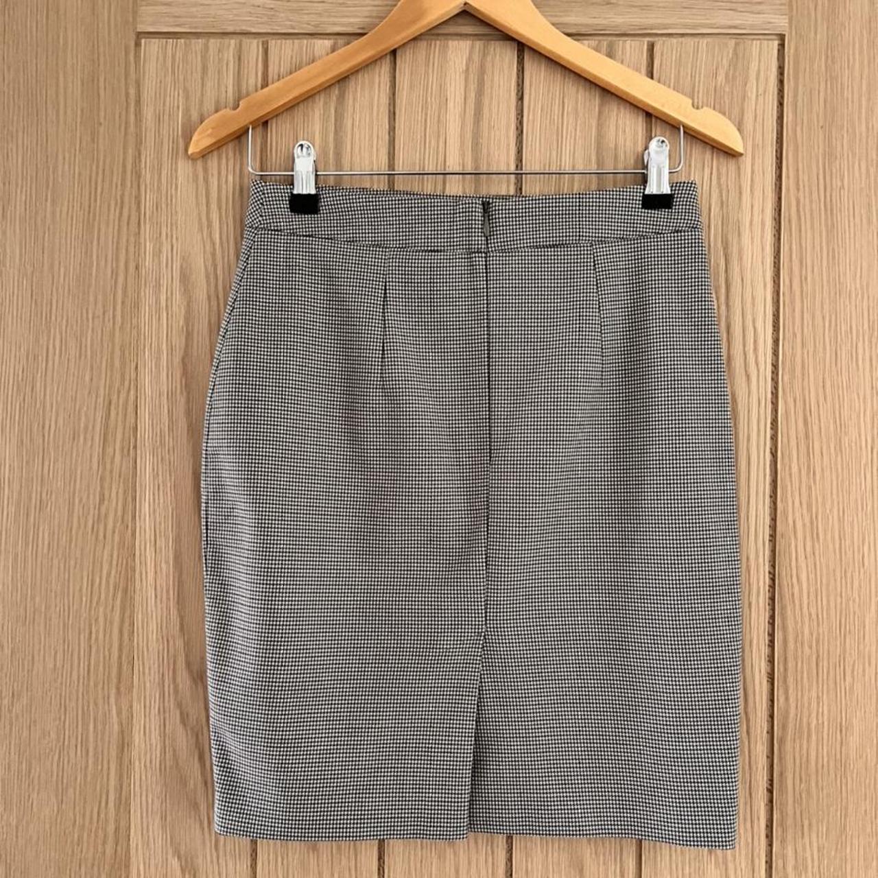 H&M grey pencil skirt size 8 Length is slightly... - Depop