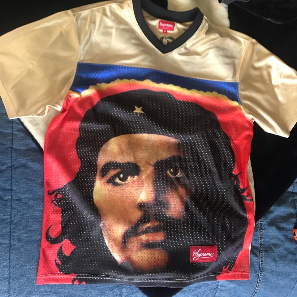 めです∿ Supreme - supreme che football top teeの通販 by