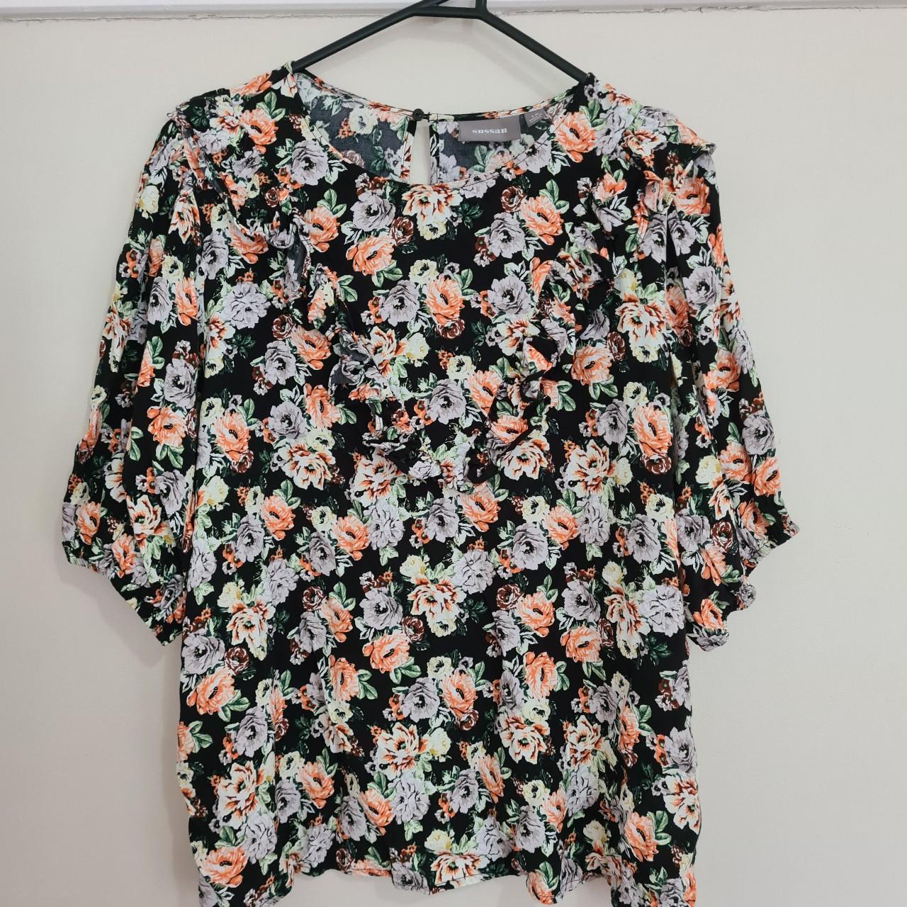 Size 16 floral top Needs a good iron - Depop