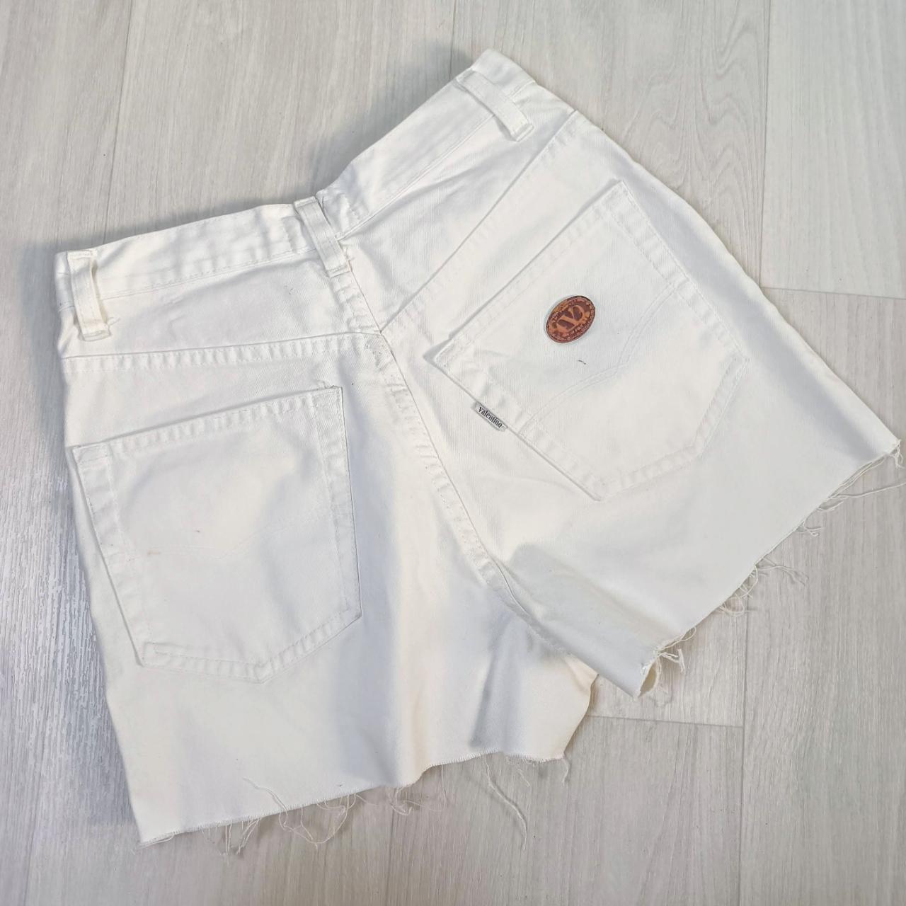 Shorts Valentino vintage 1980s, in cotone bianco a... - Depop