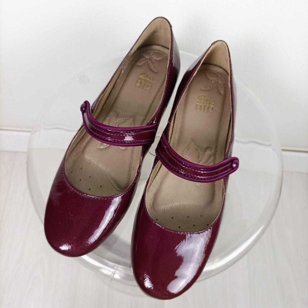 Scarpe Mary Jane Clarks in vernice color bordeaux,... - Depop