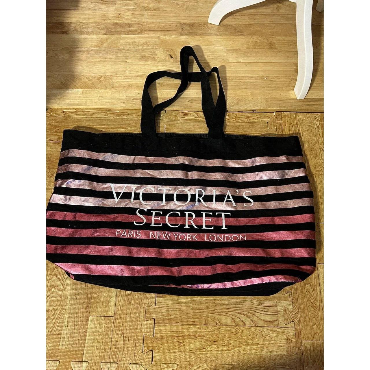 VICTORIAS SECRET PINK DUFFLE TRAVEL BAG Pretty good - Depop