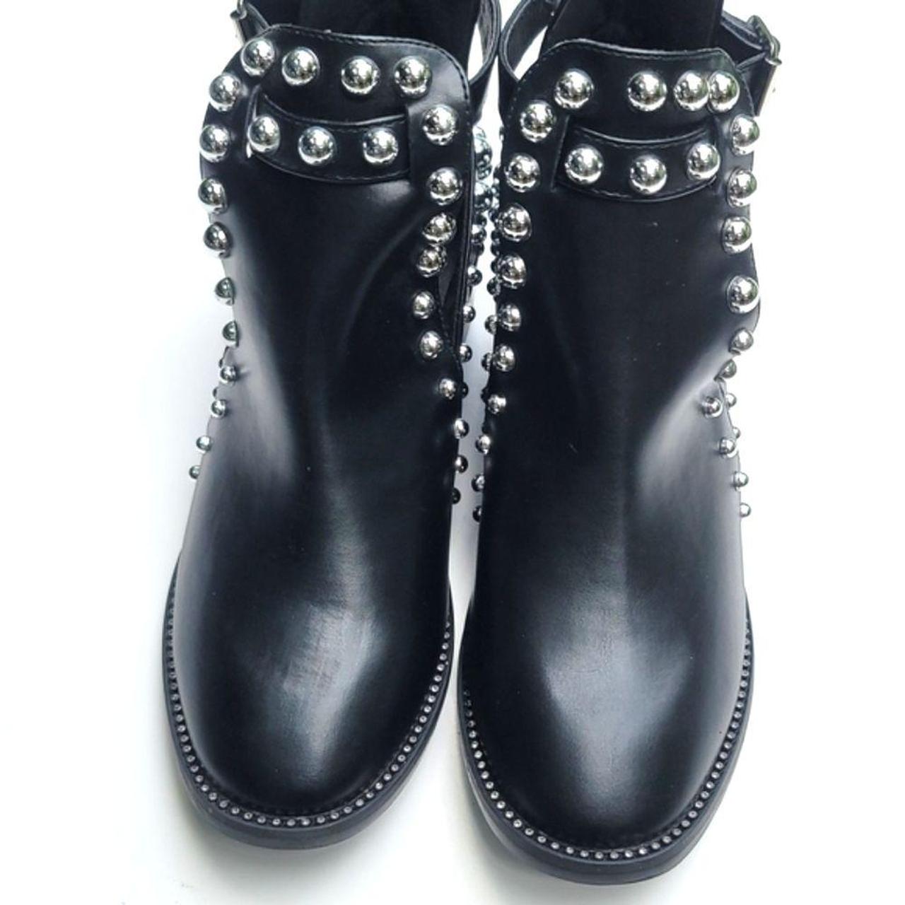 Studded ankle boots by Jolimall