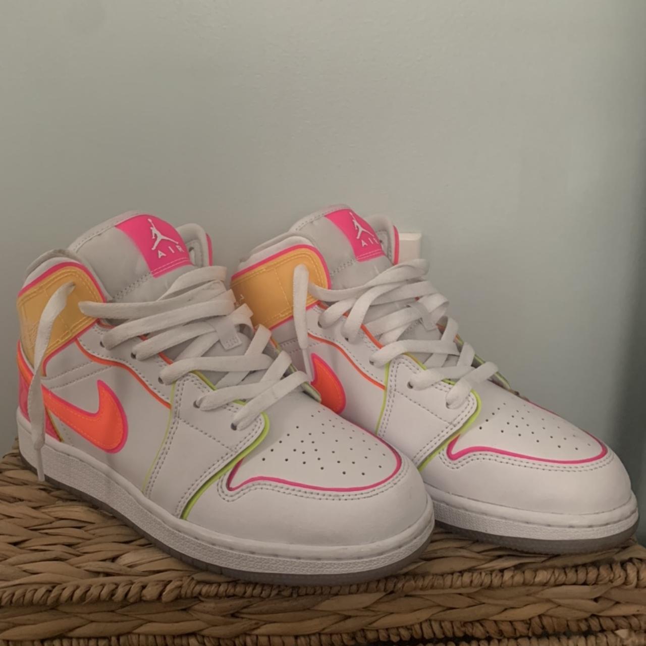 air jordan 1 mid edge glow womens