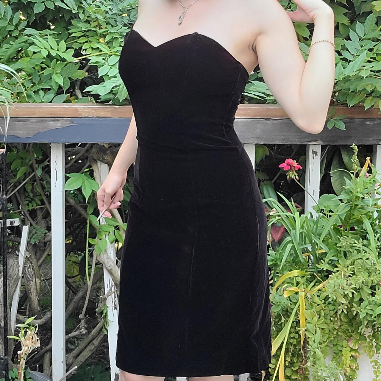 black velvet dress sweetheart neckline