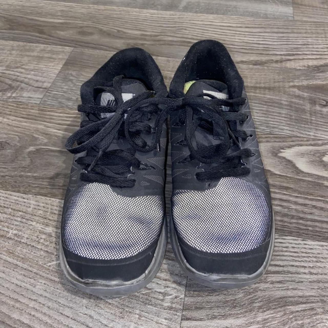 Nike Women's Black and Grey Trainers | Depop