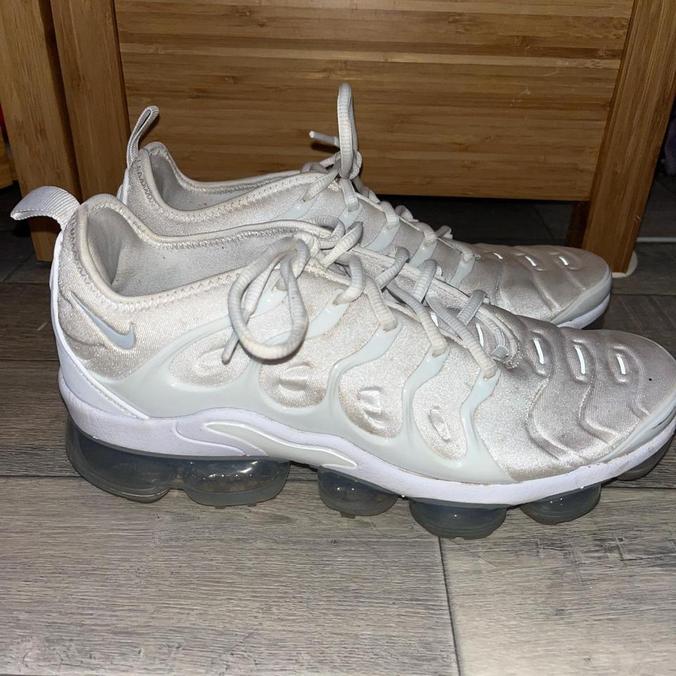 vapormax plus light grey