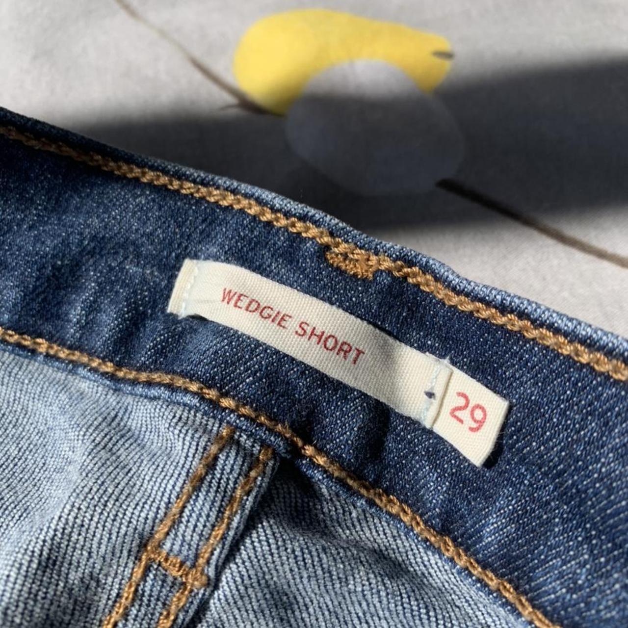 Women’s Levi’s wedgie short - Depop