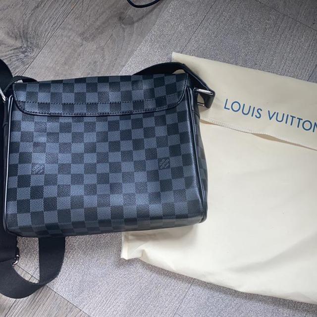 Buy LOUIS VUITTON Men District PM Messenger Bag Granit [N41485] Online -  Best Price LOUIS VUITTON Men District PM Messenger Bag Granit [N41485] -  Justdial Shop Online.