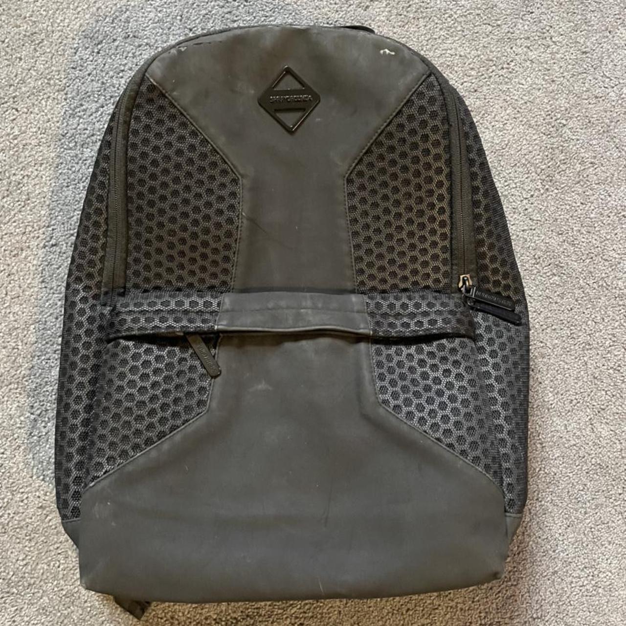 SprayGround Backpack - zipper is broke -little - Depop