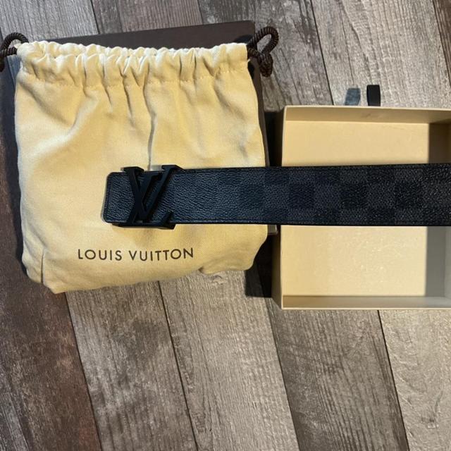 White LV belt Size 100/40 Condo 9/10 With box and og all plus recite Bin  350 H/O