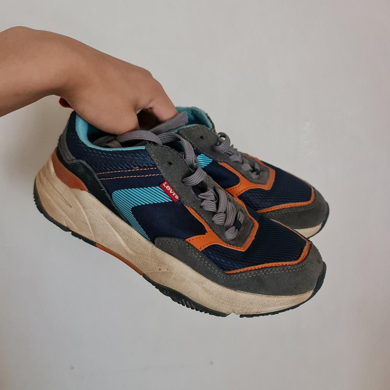 levi flatform trainers