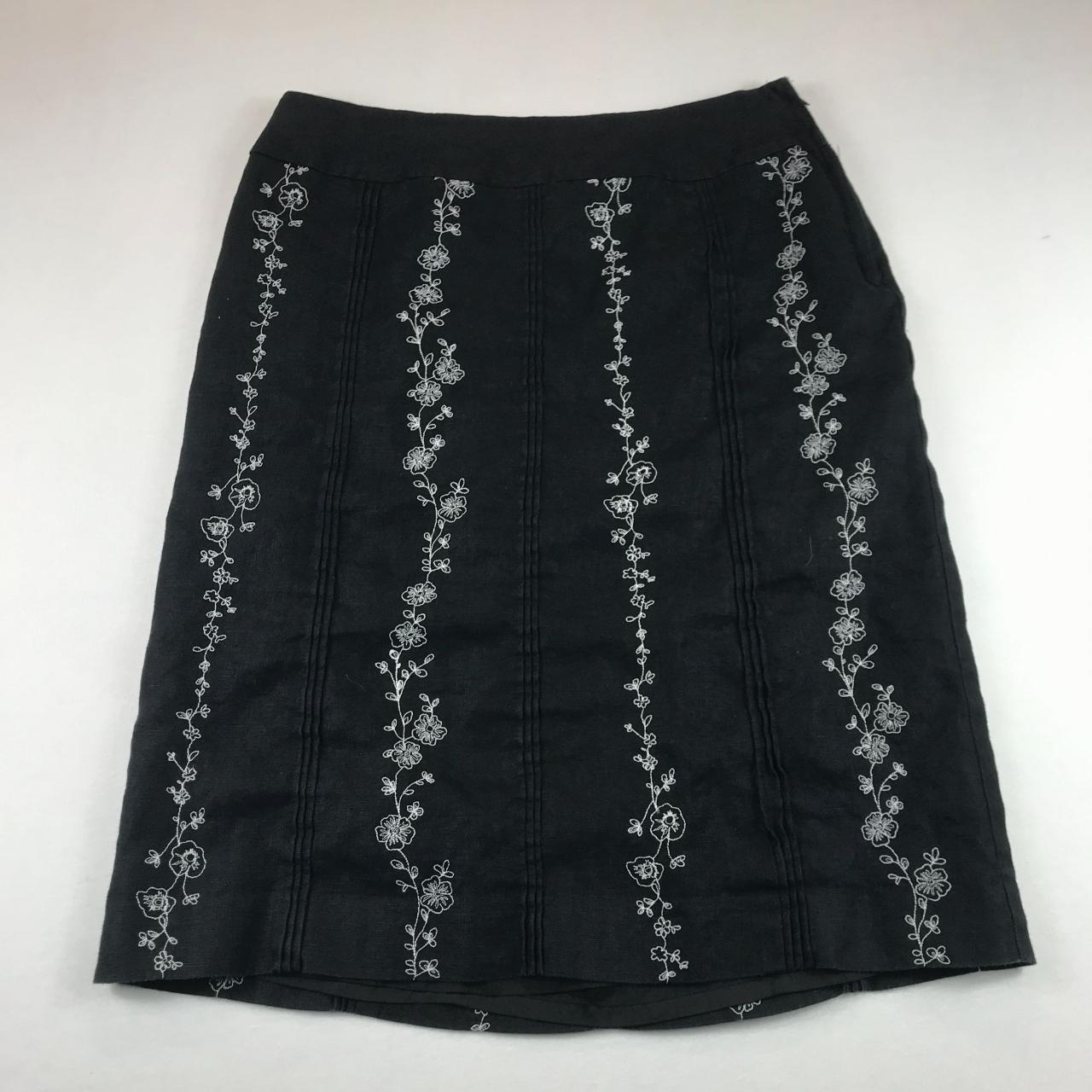 Madison & Max Pencil Skirt Size 6 Floral Embroidered... - Depop