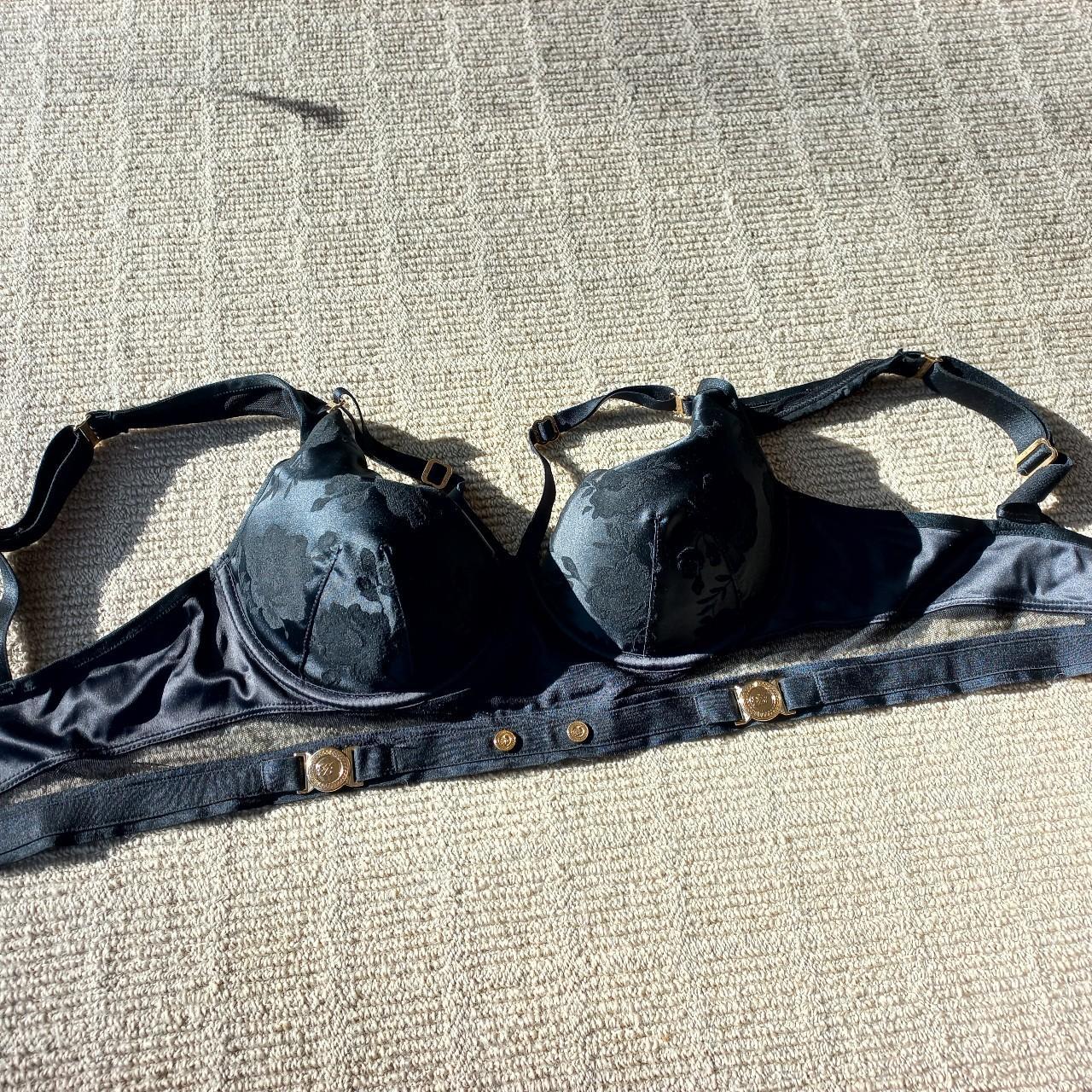 Really cute bra with a removable collar to suit the... Depop