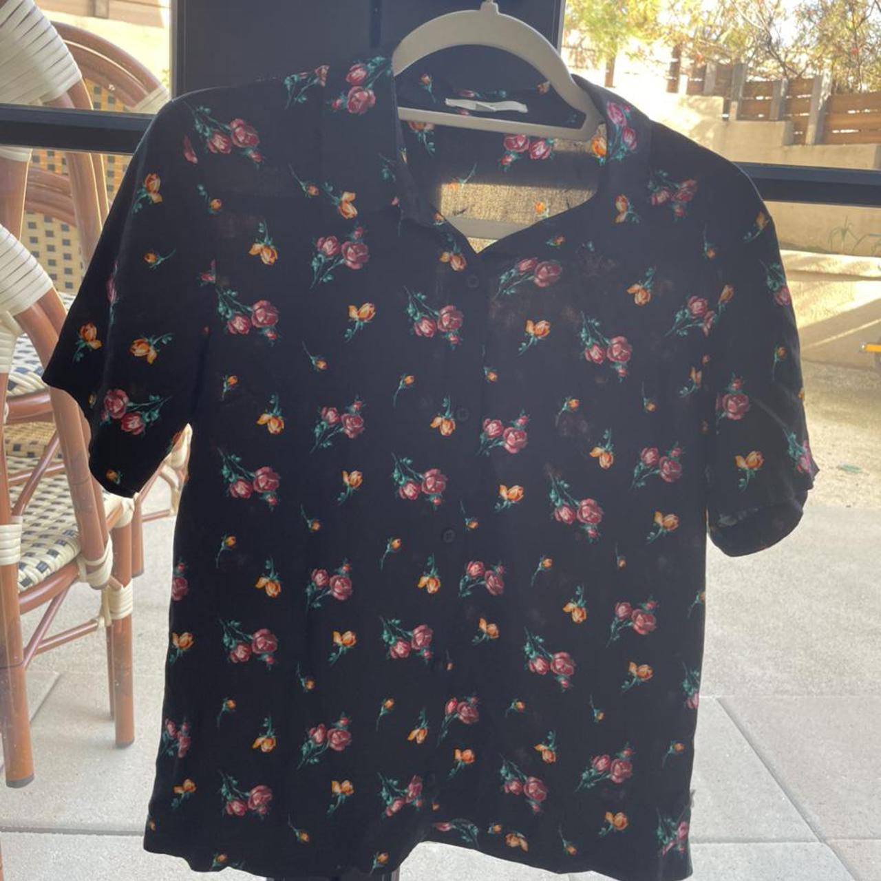 Vans Button Up Floral Blouse 💐🛹 Size S but loose... - Depop