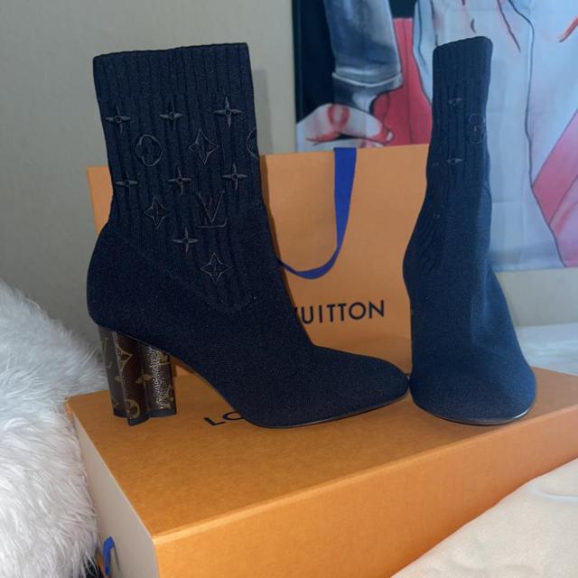 These black Louis Vuitton Silhouette Ankle Sock - Depop