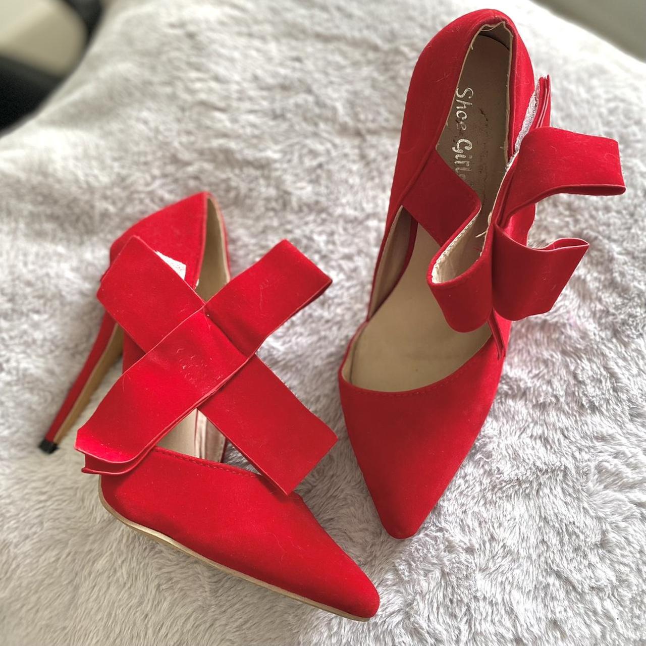 #Vintage #bowheels These heels close via velcro, but... - Depop