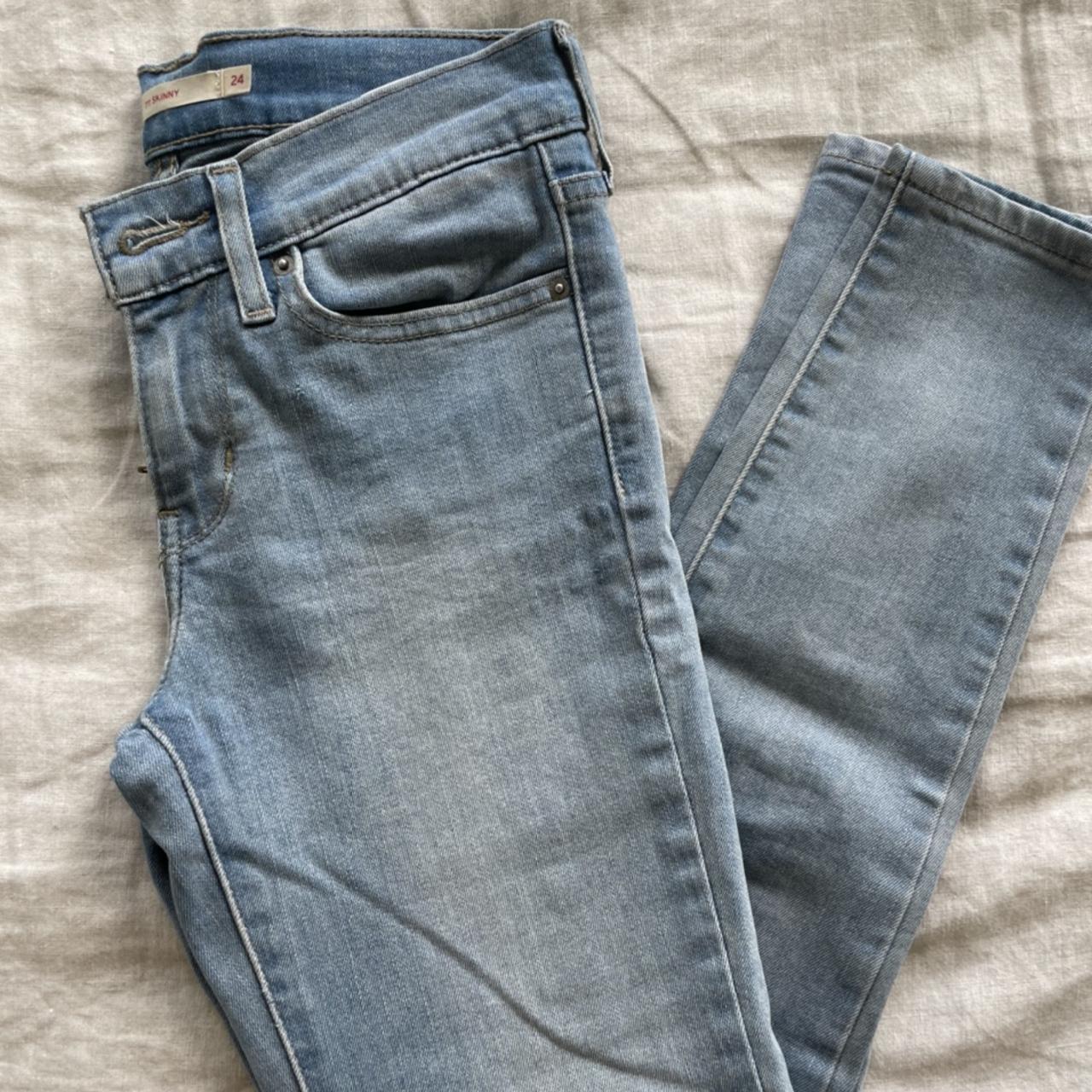 LEVI’S LOW RISE LIGHT WASH ANKLE JEANS SIZE... - Depop