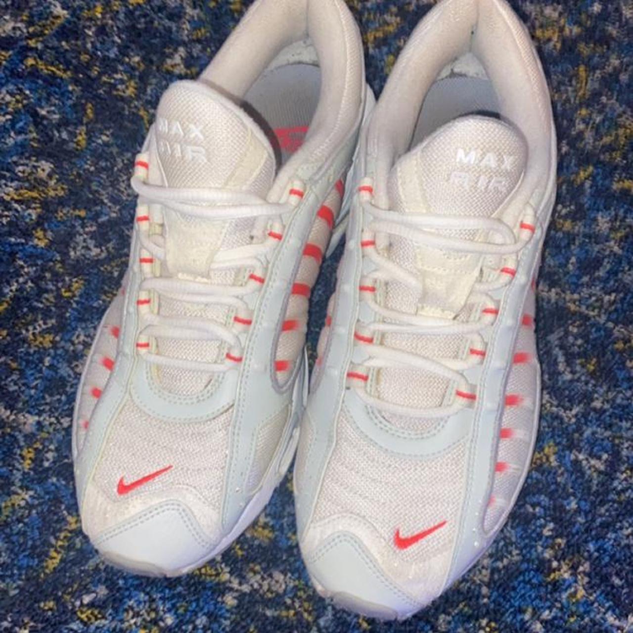 tailwinds red and black