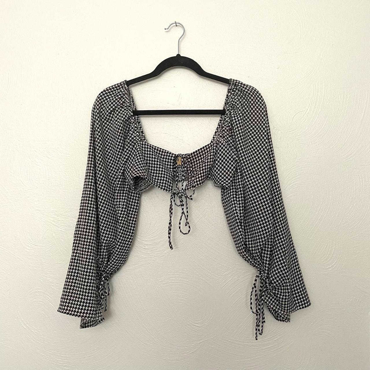 Product Image 2 - Houndstooth crop top!

from Verge Girl

adjustable