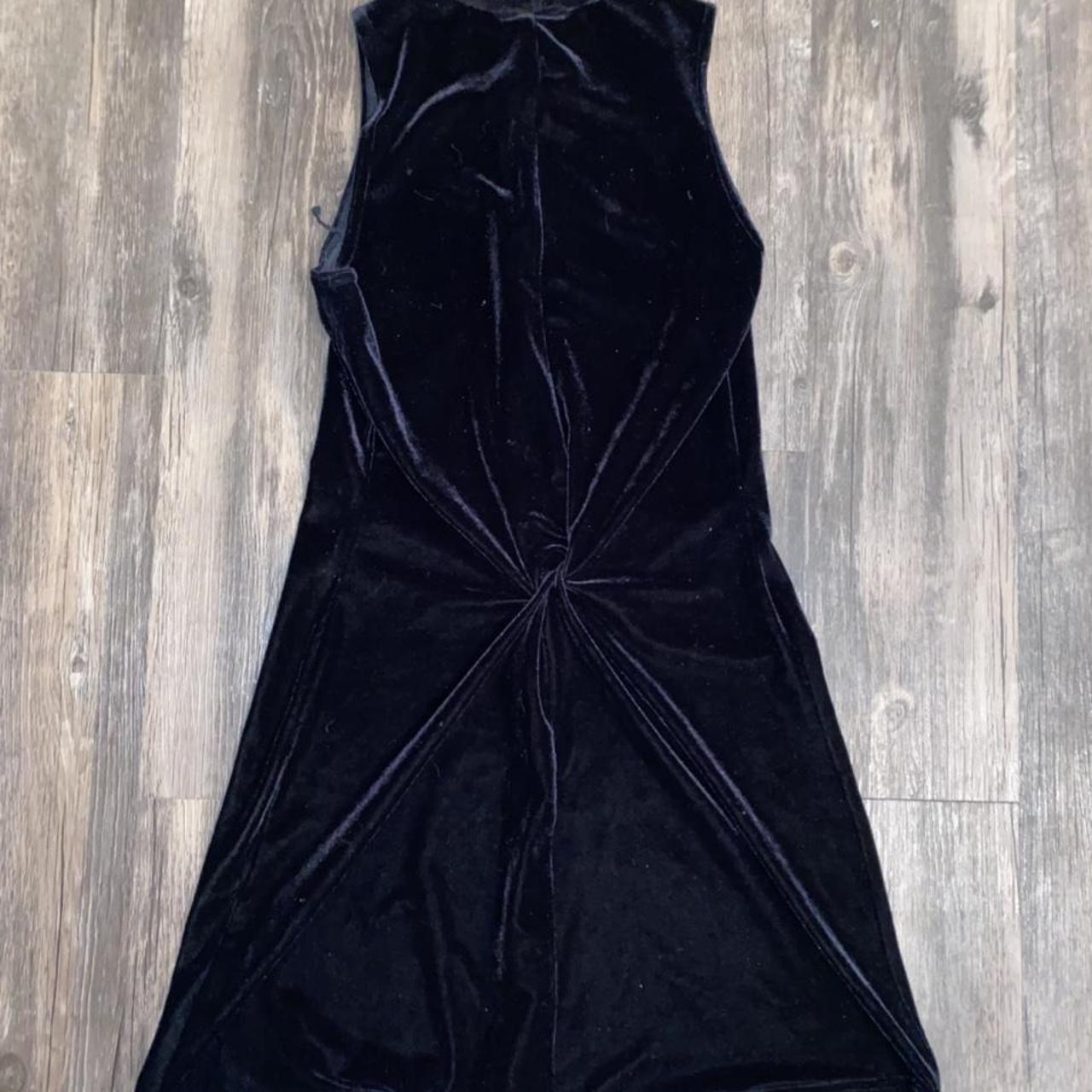 grunge & vintage black velvet dress!! size M. fits... Depop