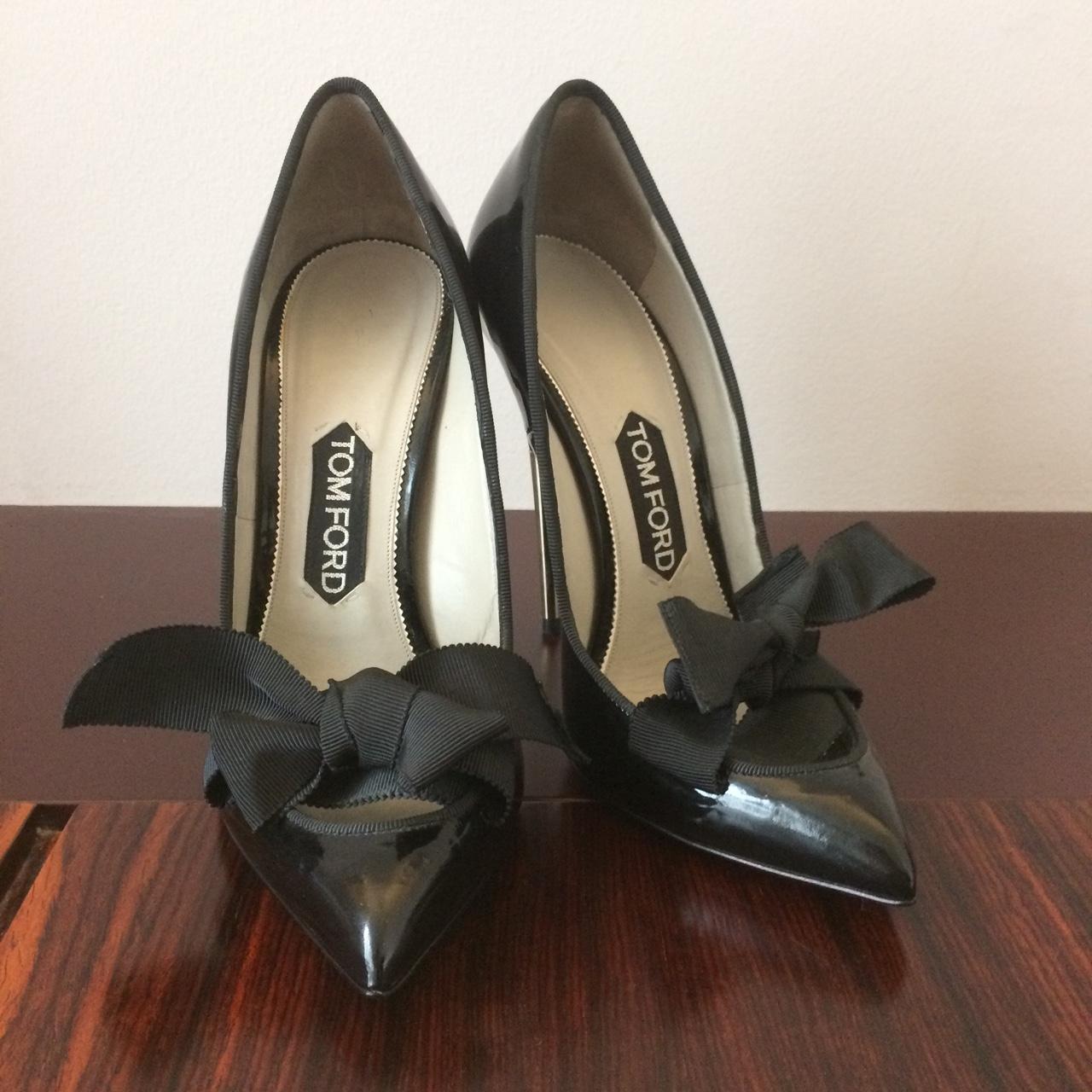 TOM FORD Patent court shoe with low cut out and bow... - Depop