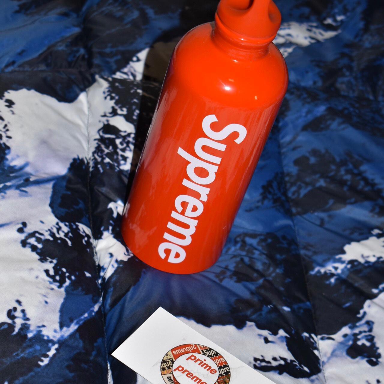 🔴 Supreme®/SIGG™ Traveller 0.6L Water Bottle⁣, ⁣, 🔴...