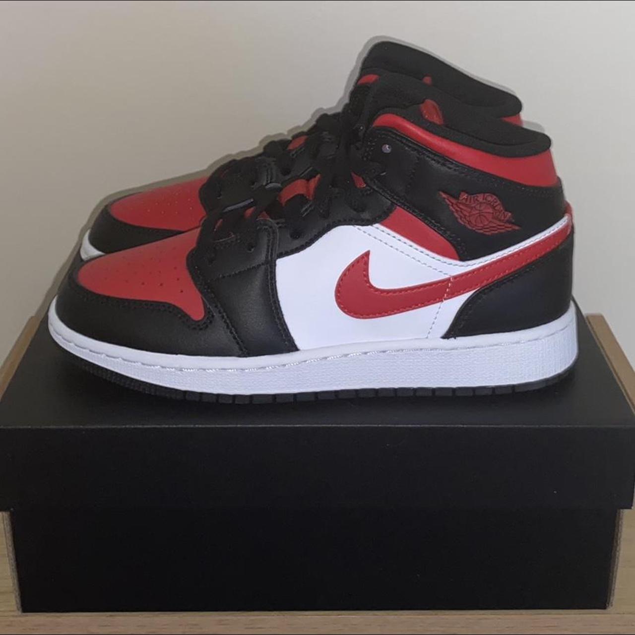 Air Jordan 1 Mid Older Kids' Shoes