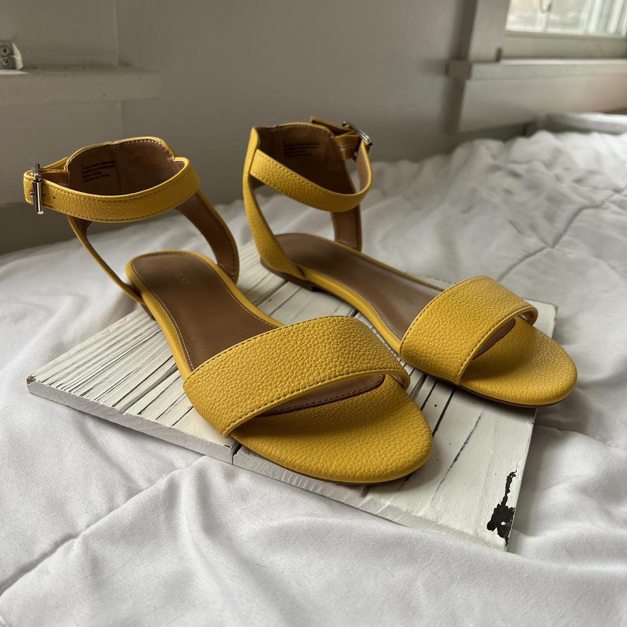 Yellow sandals size store 9